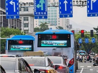 2026年福州公交广告新趋势 站台大牌、车体与LED彩屏的整合营销价值